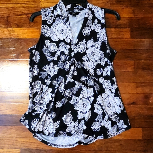 🔥SALE Black and Creme Floral Print Blouse - Picture 1 of 3